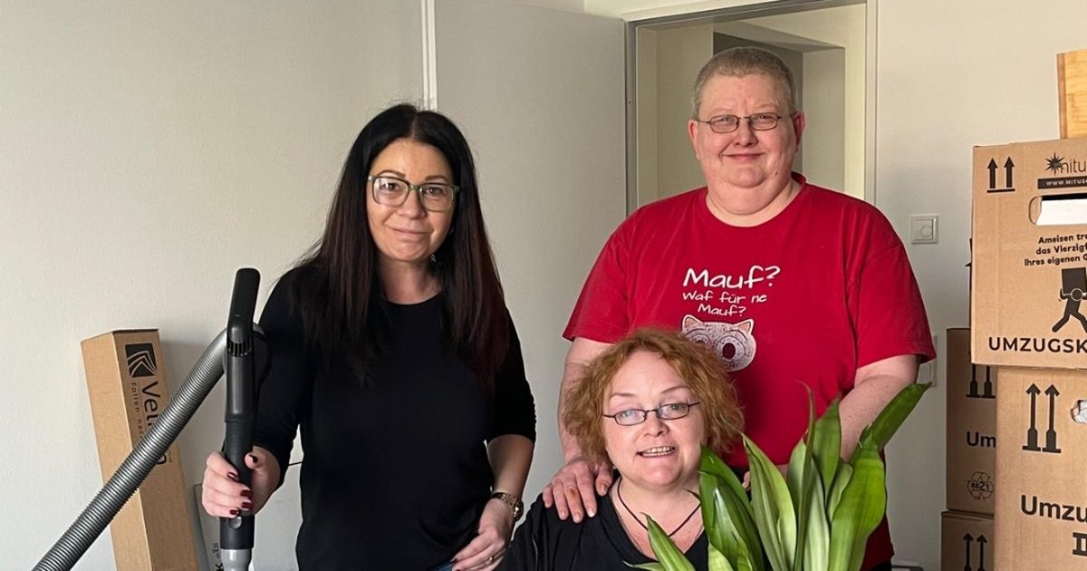 Das Team der Haushaltshilfe Bielefeld von Pflege jederzeit mit Staubsauger und Umzugskartons